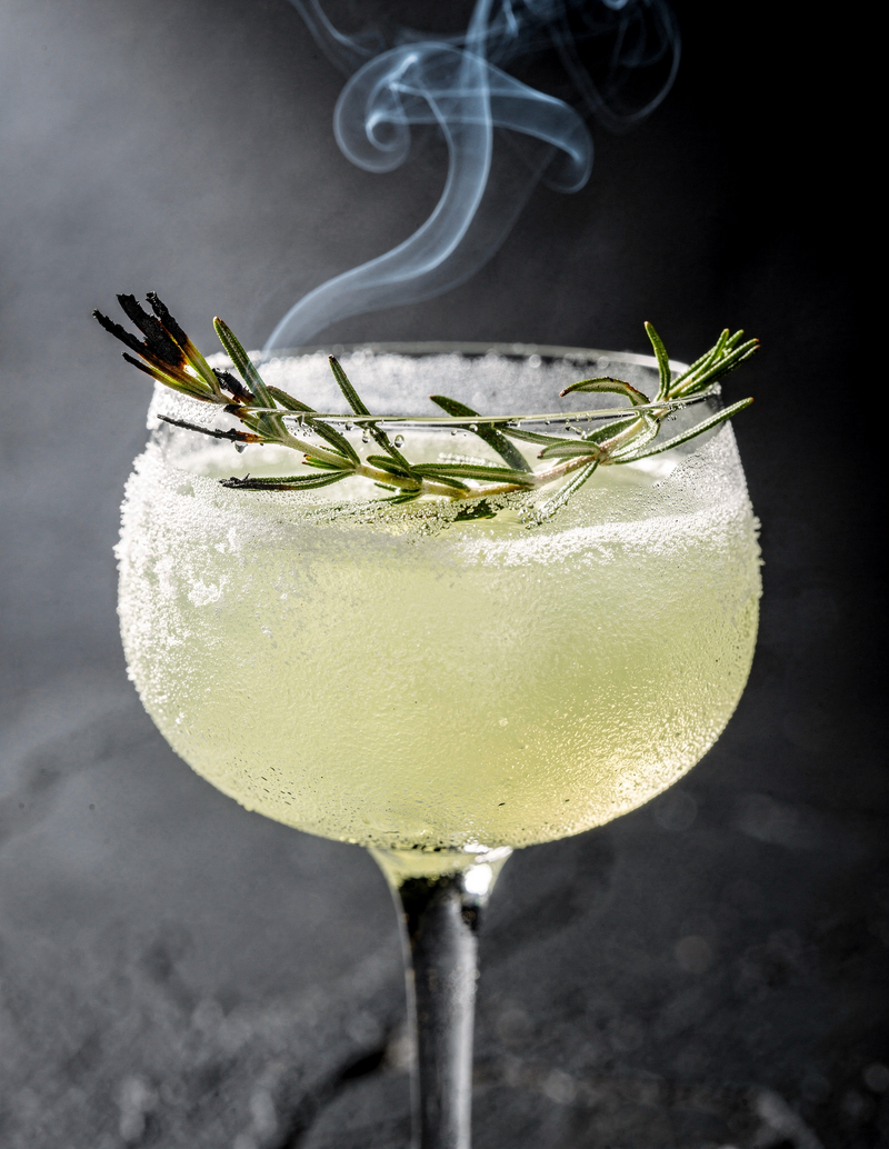 Gimlet mit Rosmarin in der Coupette