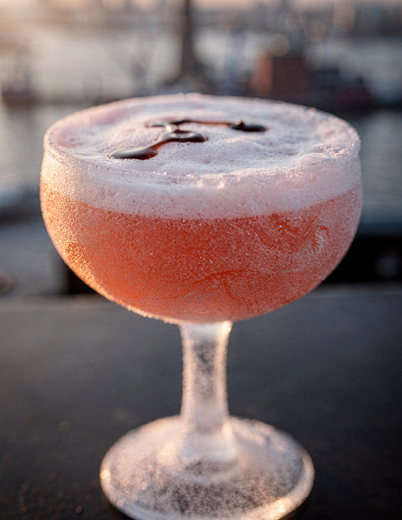 Abendrot Sour mit Angostura-Muster auf der Schaumkrone